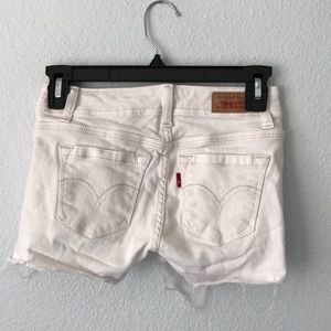 White Levi’s shorts